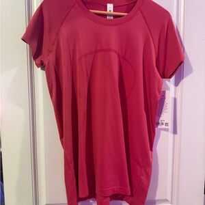 lululemon athletica swiftly 2.0 hip length Short Sleeve NWT size 14 raspberry